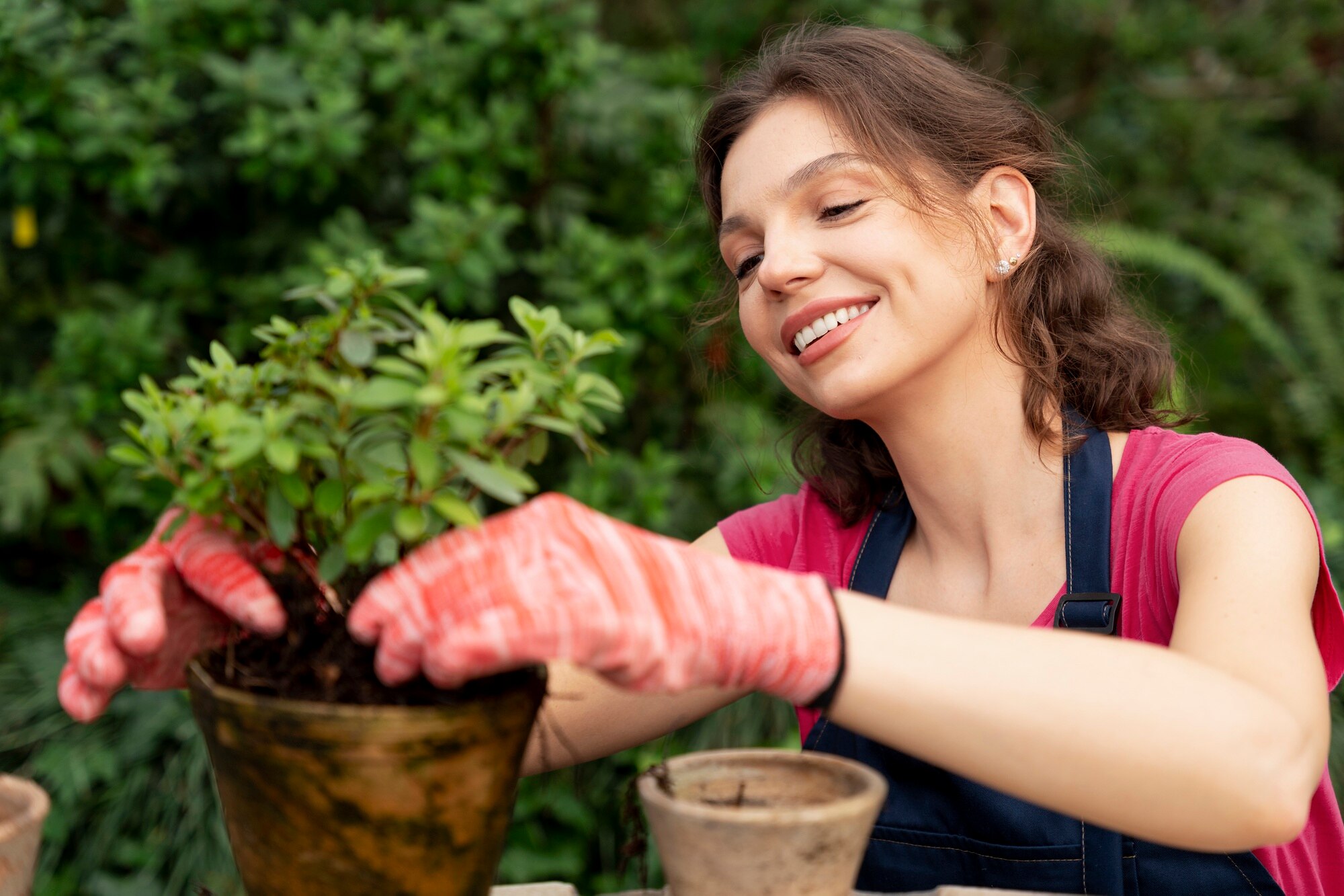 mujer joven cuidando sus plantas invernadero 23 2149037271