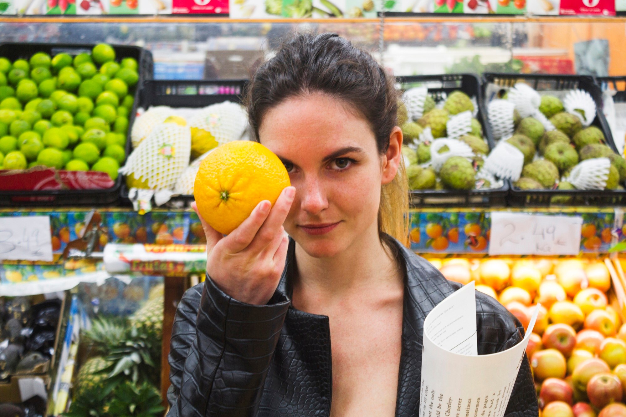 mujer sosteniendo naranja tienda comestibles 23 2148194031